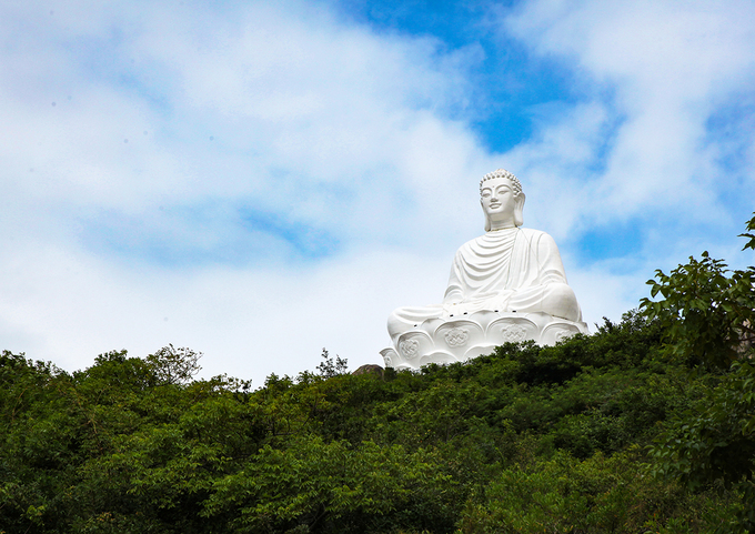 Tượng Phật ngồi với vẻ đề cao và tĩnh tâm càng làm ta cảm thấy bình an hơn. Hãy tưởng tượng mình ngồi cạnh tượng Phật ngồi và nghỉ ngơi trong tĩnh lặng của không gian xung quanh. Hãy đến ngắm nhìn tượng này để tìm thấy sự yên bình trong tâm hồn.
