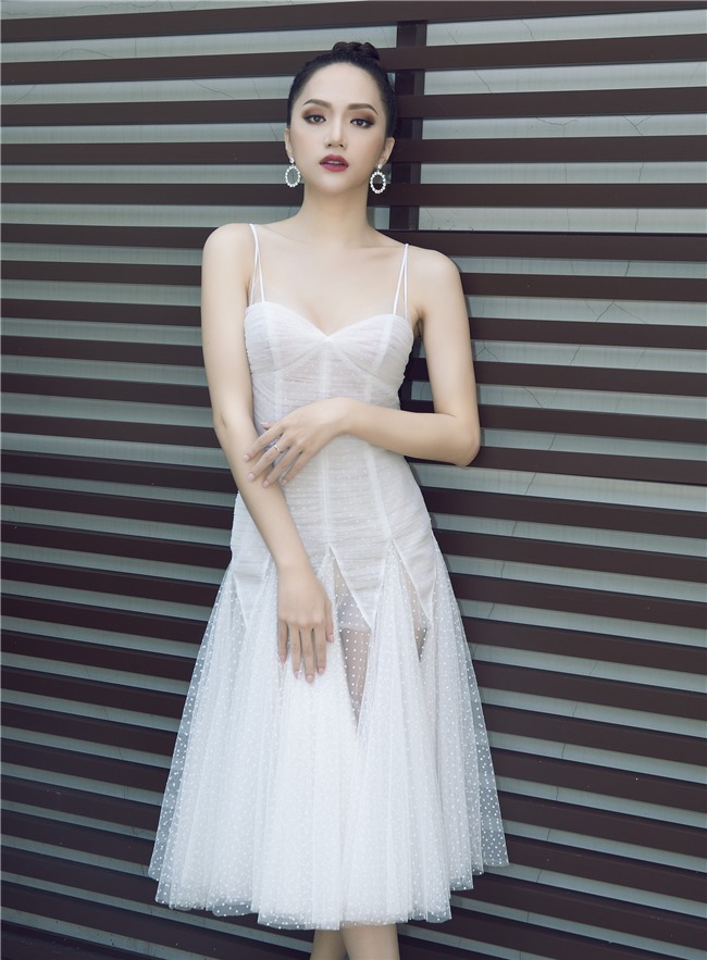 Đầm hoa sen trắng tinh khôi ở Hà Nội đua sắc cùng vẻ đẹp thiếu nữ  Báo Dân  trí