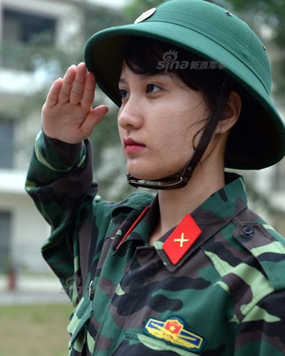 Cộng đồng mạng Trung Quốc nói gì về nữ quân nhân Việt Nam?