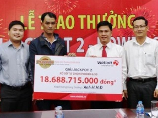 Nóng 24h qua: Tỉ phú Vietlott gây bất ngờ vì không đeo mặt nạ khi nhận giải