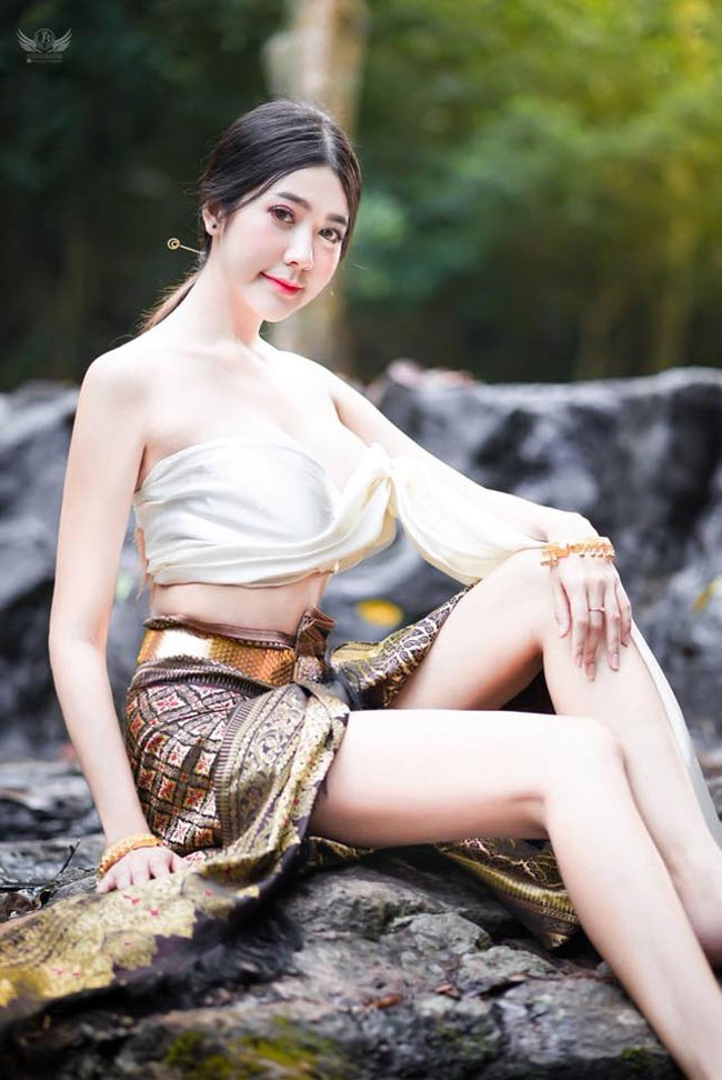 Biến tấu đồ truyền thống quá sexy, kiều nữ Thái Lan bị ném đá