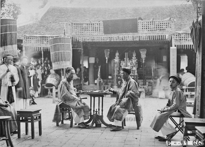 Tục chơi cờ người – Tục chơi cờ người là trò chơi dân gian đầy màu sắc của Việt Nam. Nếu bạn muốn khám phá văn hóa truyền thống của dân tộc ta, hãy thưởng thức hình ảnh về trò chơi này. Điều này không chỉ giúp bạn hiểu về văn hóa Việt Nam mà còn tăng cường sự gần gũi và hòa mình với đồng bào Việt.