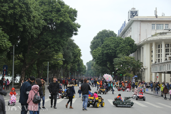 anh: ha noi ron rang tet duong lich, du khach dong duc ca ngay hinh anh 11