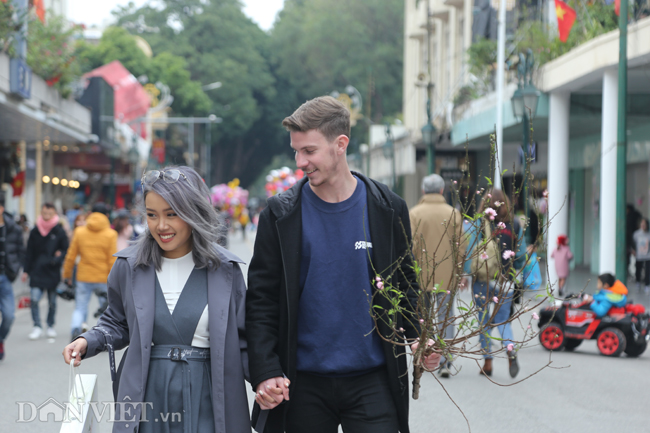 anh: ha noi ron rang tet duong lich, du khach dong duc ca ngay hinh anh 4