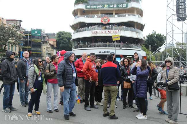 anh: ha noi ron rang tet duong lich, du khach dong duc ca ngay hinh anh 5