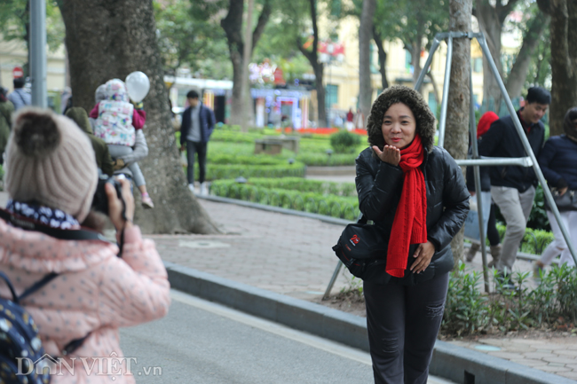 anh: ha noi ron rang tet duong lich, du khach dong duc ca ngay hinh anh 9