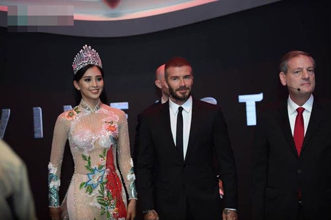 lo noi y khi mac ao dai: gay tranh cai nhat la lan tieu vy gap david beckham? hinh anh 1