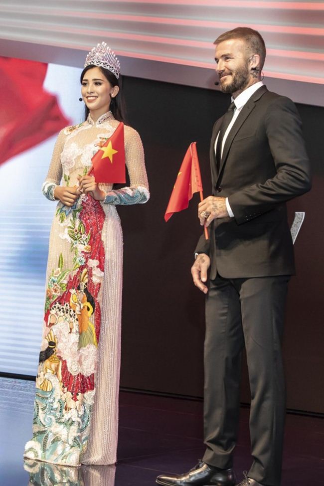 lo noi y khi mac ao dai: gay tranh cai nhat la lan tieu vy gap david beckham? hinh anh 4