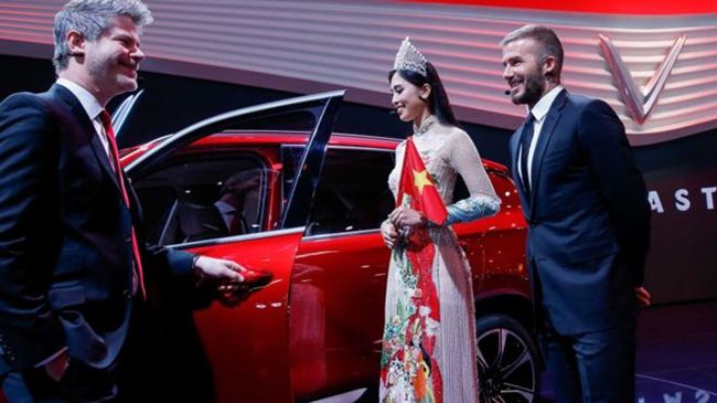 lo noi y khi mac ao dai: gay tranh cai nhat la lan tieu vy gap david beckham? hinh anh 5