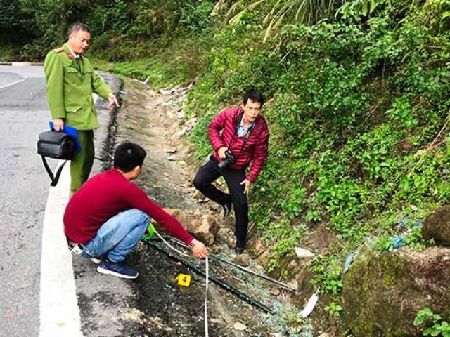 Phút giải cứu nữ sinh viên kẹt trong chiếc xe nát tươm dưới vực đèo Hải Vân