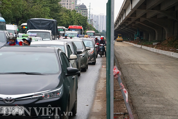 Do nhu cầu đi lại vào dịp cận Tết của người dân tăng cao, thời tiết xấu cộng hưởng với việc làn đường bị thu hẹp, khiến tình hình giao thông tại Thủ đô thường xuyên bị ách tắc.