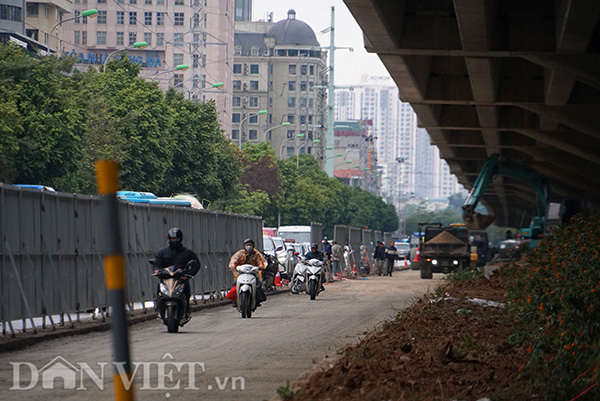 Trên tuyến đường Phạm Hùng - vành đai 3, nhiều người dân tự xé rào, di chuyển trong công trường để vượt qua đoạn tắc.