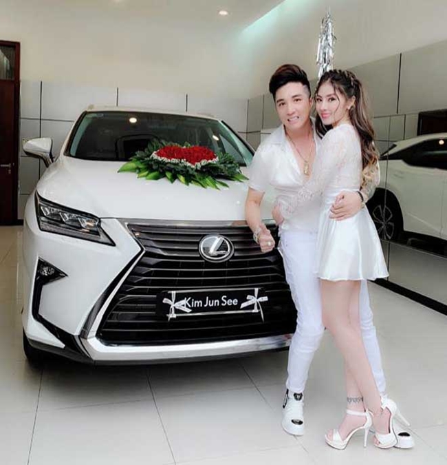 cuoc song cua 2 my nhan viet nong bong rua chan cho chong, nguoi yeu hinh anh 15