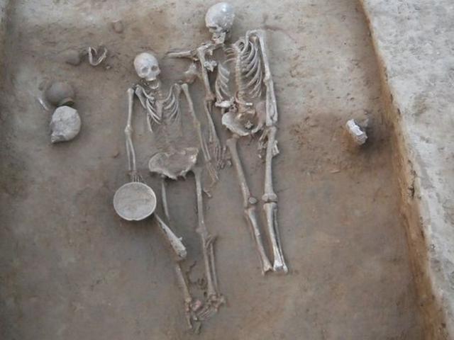 Bí ẩn cặp đôi cổ đại nằm trong tư thế thân mật suốt 4.500 năm