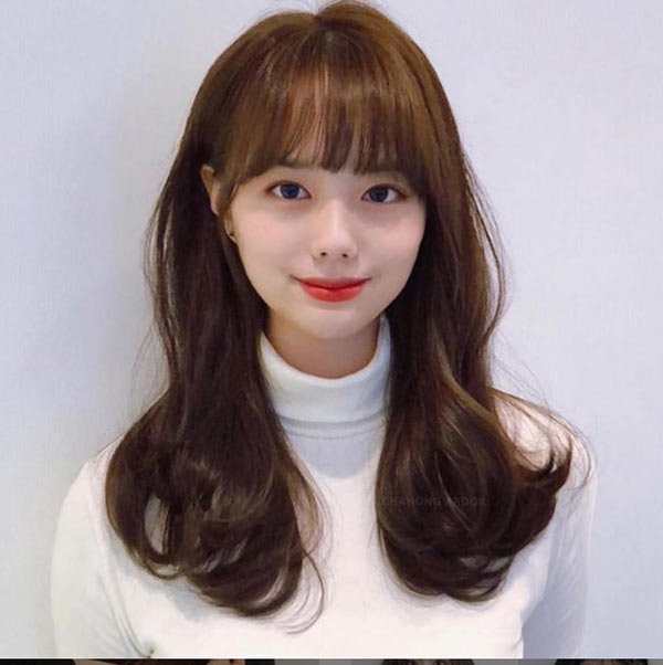 Kiểu tóc tỉa tầng Hàn Quốc đang là lựa chọn hàng đầu của các tín đồ thời trang. Hãy cùng khám phá tại sao kiểu tóc này lại được yêu thích đến thế bằng cách nhấn vào hình ảnh dưới đây. Kiểu tóc này sẽ giúp bạn tạo ra nét riêng cho phong cách của mình.
