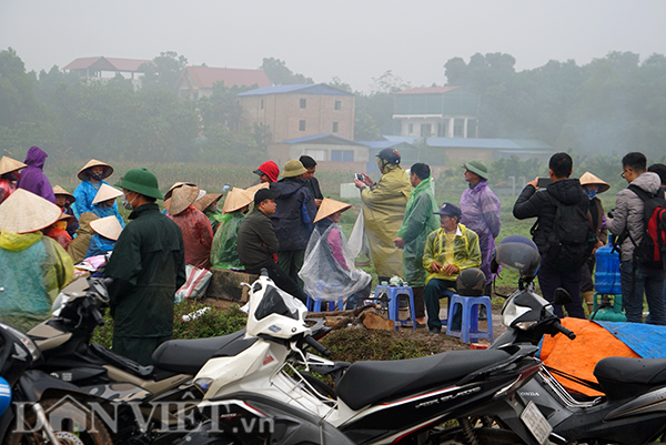 Hàng trăm người chia nhau thành các tốp, canh giữ suốt ngày đêm ở các ngả đường vào khu liên hợp xử lý rác thải.