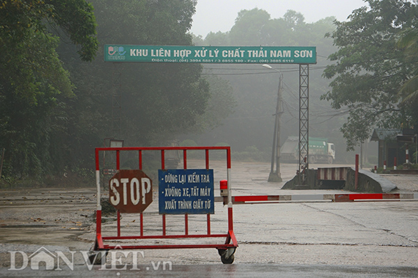 Người dân địa phương đã nhiều lần xuống đường chặn xe rác vào bãi Nam Sơn để phản đối tình trạng ô nhiễm môi trường.