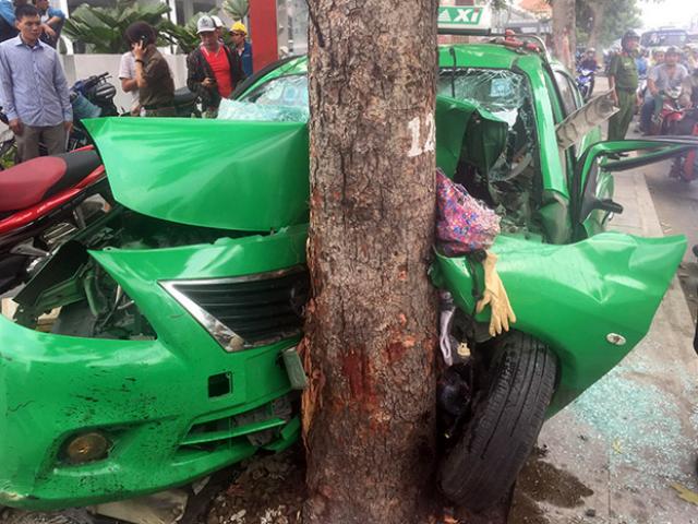 Phát hoảng với hình ảnh taxi vỡ nát đầu khi “đóng” vào gốc cây ở Sài Gòn