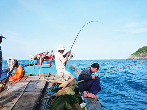 Ly kỳ: 1 dây trăm lưỡi câu dính nhiều cá thu ở biển La Gi