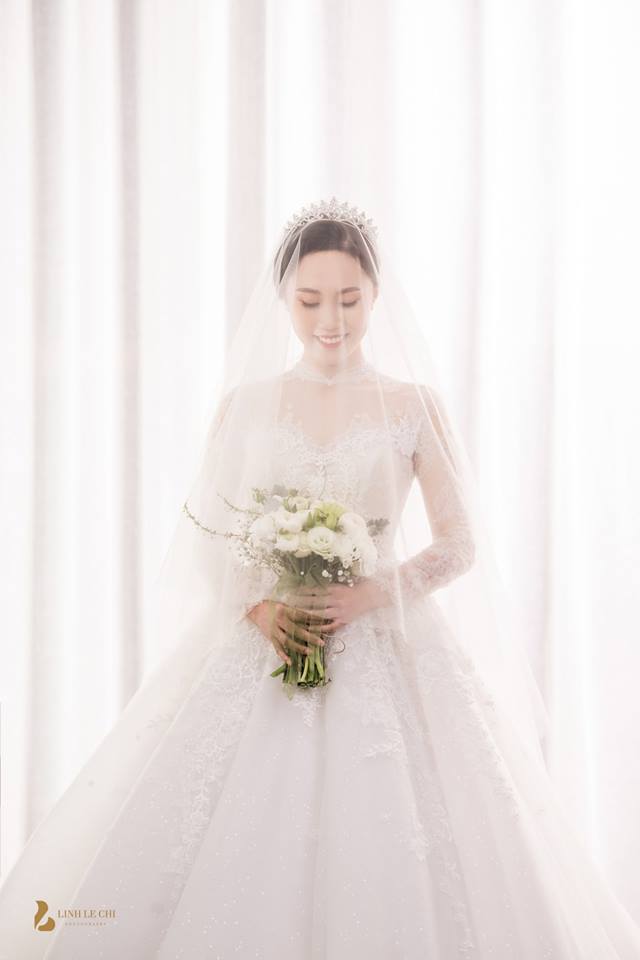 Không chỉ có cô dâu xinh đẹp, bộ ảnh cưới của NSND Trung Hiếu còn có không gian và phong cách đậm chất truyền thống Việt Nam. Sự kết hợp này khiến bộ ảnh trở nên độc đáo và đưa người xem tới một thế giới đầy mơ mộng.