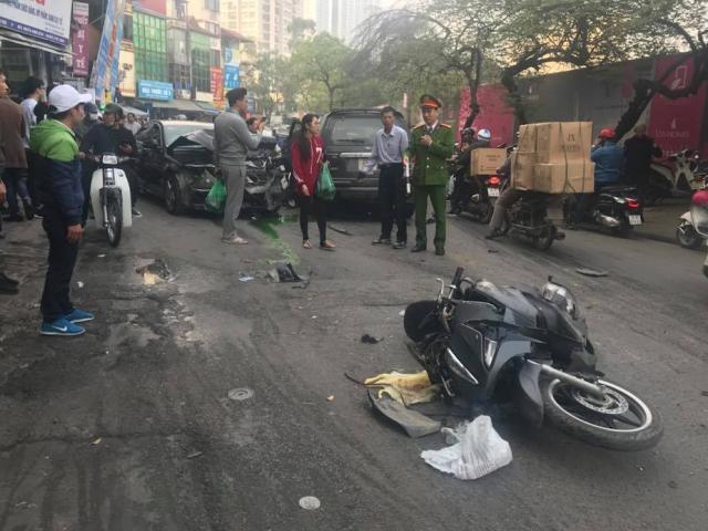 Hà Nội: “Xế hộp” ủi bay hàng loạt phương tiện, 1 người tử vong tại chỗ