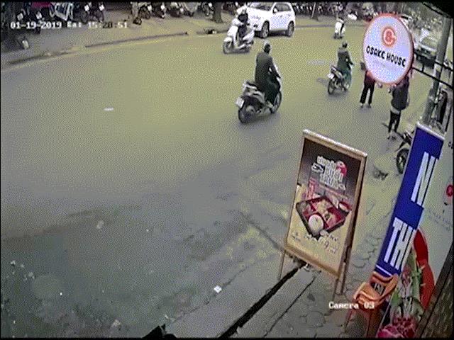 Clip: Giây phút “xế hộp” phóng như tên lao vào hàng loạt phương tiện trên phố Hà Nội