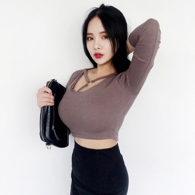 diem bat thuong khien hot girl phon thuc xu han lai vuong nghi van sua nguc hinh anh 8