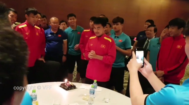 Nguyên Mạnh được ĐT Việt Nam tổ chức sinh nhật bị thầy Park gài úp bánh  kem  BLV Quang Huy  YouTube