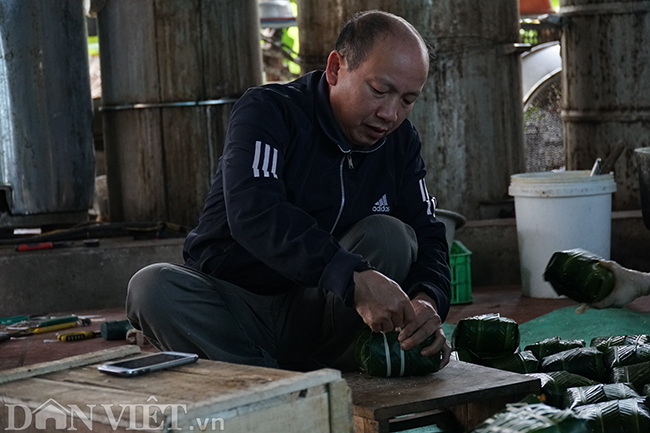 anh: lang goi banh chung lon nhat ha noi tat bat vao vu tet hinh anh 2