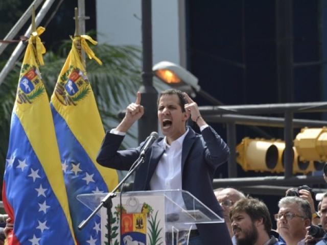 Tổng thống Venezuela thứ hai bất ngờ tái xuất trên đường phố