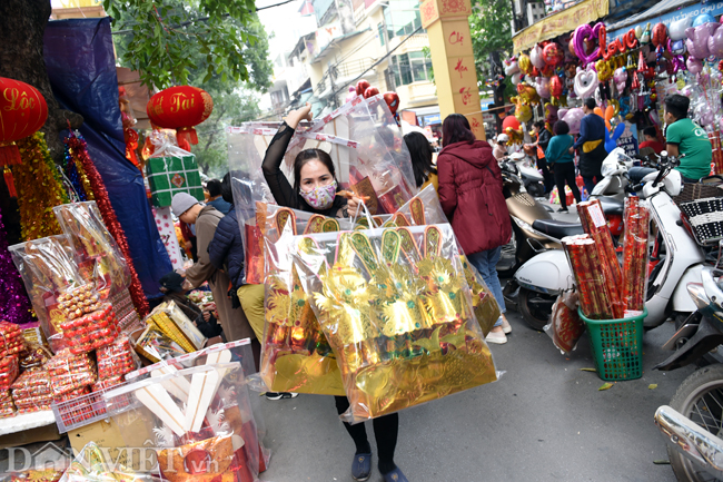 anh: khach tay thich thu ngam do le tien ong tao tren pho hang ma hinh anh 8