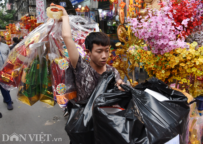 anh: khach tay thich thu ngam do le tien ong tao tren pho hang ma hinh anh 9