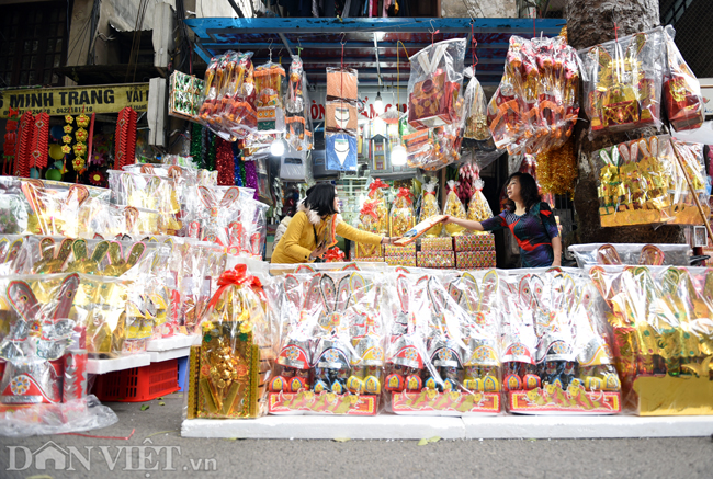 anh: khach tay thich thu ngam do le tien ong tao tren pho hang ma hinh anh 10