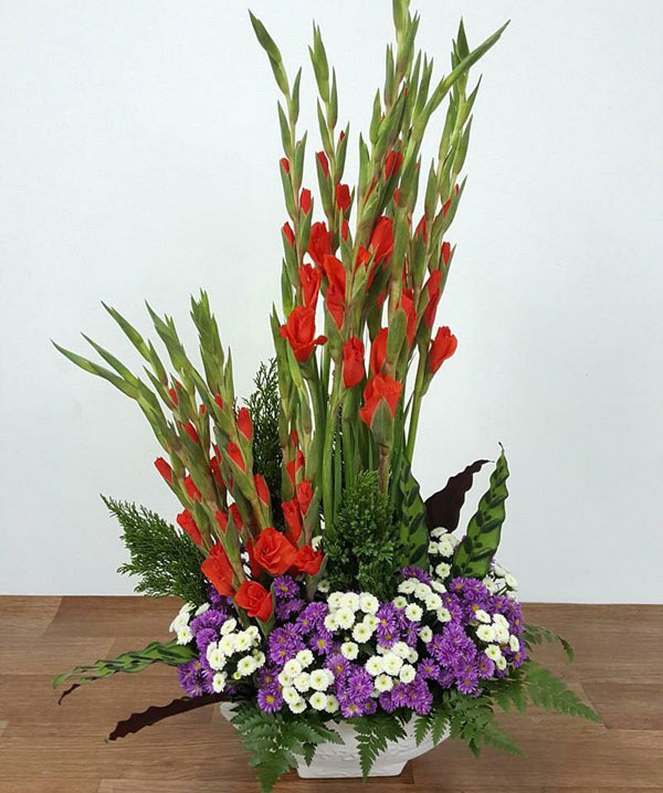 Cắm hoa Tết là một truyền thống văn hóa rất đặc biệt của người Việt. Nếu bạn muốn tìm hiểu thêm về nghệ thuật cắm hoa trong ngày Tết, hãy xem hình ảnh này để ý thức được sự độc đáo và tinh tế của các bó hoa.