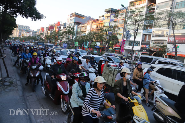 can tet ha noi tac duong: xe cuu thuong bat luc dung im hu coi hinh anh 10