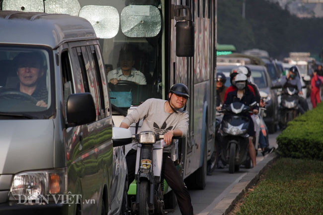 can tet ha noi tac duong: xe cuu thuong bat luc dung im hu coi hinh anh 3