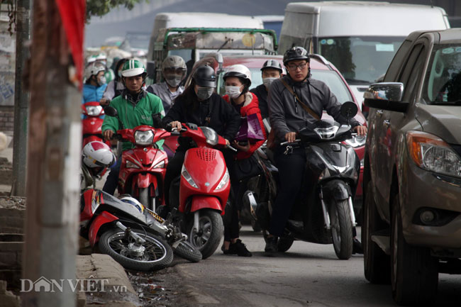 can tet ha noi tac duong: xe cuu thuong bat luc dung im hu coi hinh anh 5