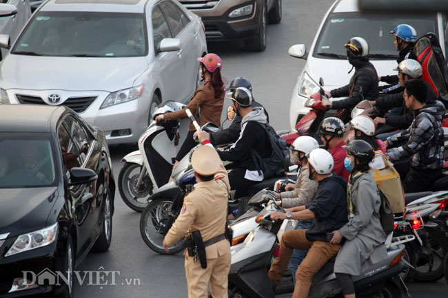 can tet ha noi tac duong: xe cuu thuong bat luc dung im hu coi hinh anh 6