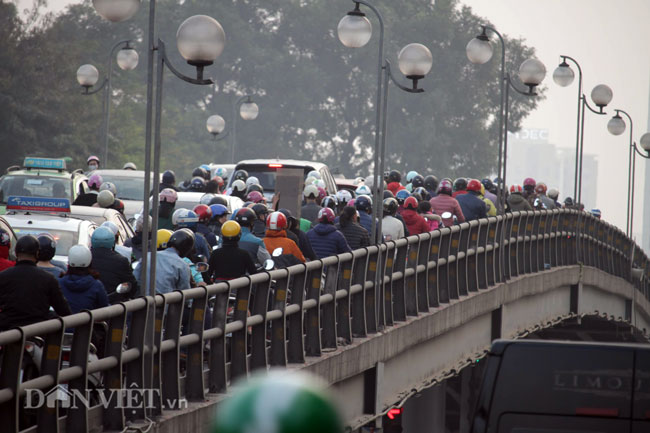 can tet ha noi tac duong: xe cuu thuong bat luc dung im hu coi hinh anh 7