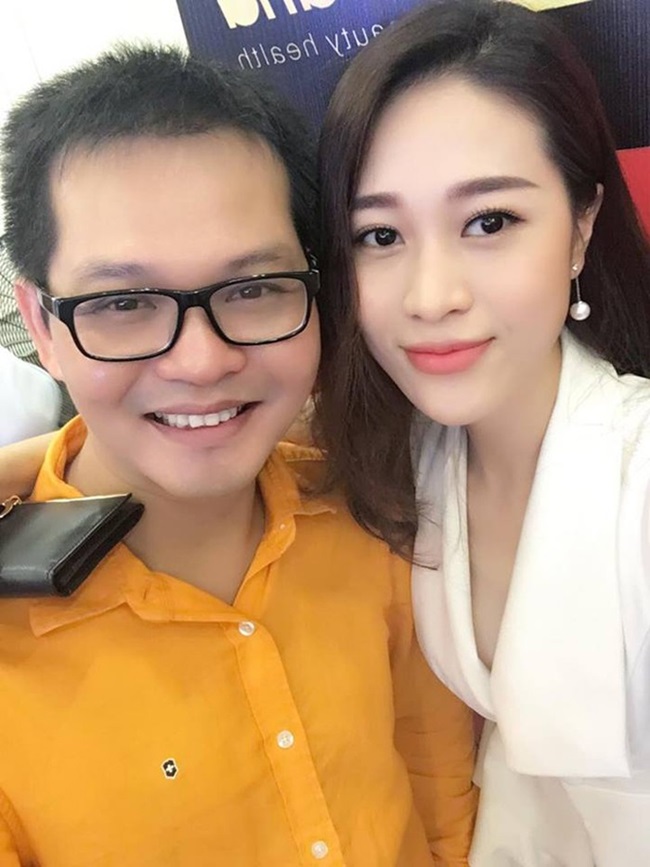 dan nguoi dep xuat hien ben nsnd trung hieu truoc khi cuoi vo kem 19 tuoi hinh anh 1