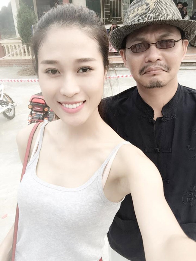 dan nguoi dep xuat hien ben nsnd trung hieu truoc khi cuoi vo kem 19 tuoi hinh anh 2