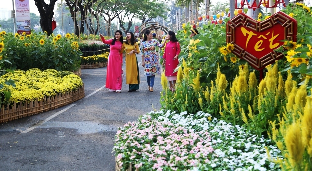 Bị dân mạng chê nhạy cảm Quảng Nam chỉnh sửa toàn bộ tạo hình hoa xuân