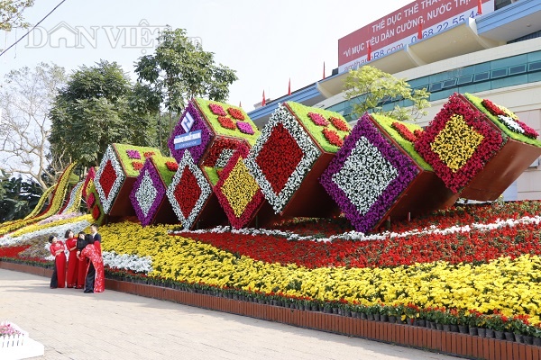 Hãy chiêm ngưỡng đường hoa xuân tuyệt đẹp tại Yên Bái để cảm nhận sức sống mới tràn đầy khắp lối đường. Các bông hoa đủ màu sắc và hình dáng sẽ chính là nguồn cảm hứng cho những nhiếp ảnh gia tài ba. Hãy cùng xem hình ảnh và khám phá đường hoa xuân Yên Bái nhé!