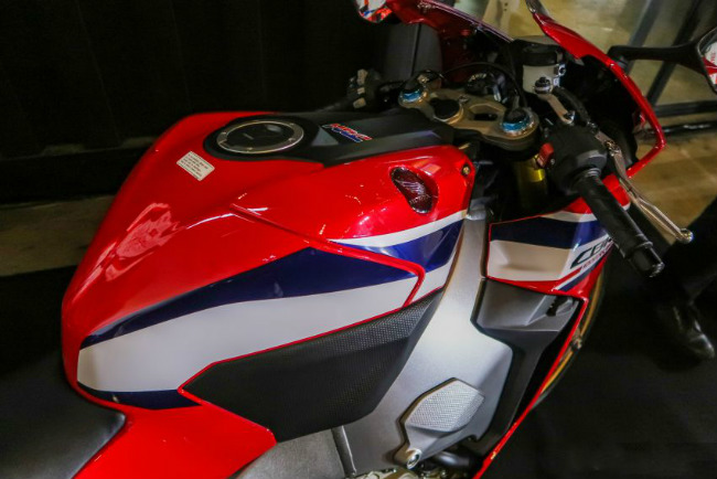 ngam 2019 honda cbr1000rr fireblade sp dat hon ca toyota vios hinh anh 3