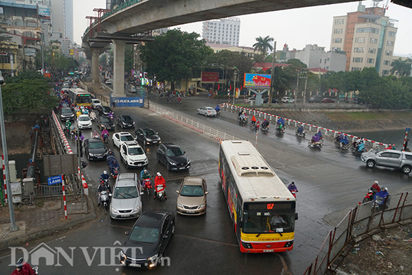 Những ngày cuối năm, trước Tết Nguyên đán, nhu cầu đi lại của người dân tăng đột biến, khiến giao thông ở Hà Nội tê liệt.