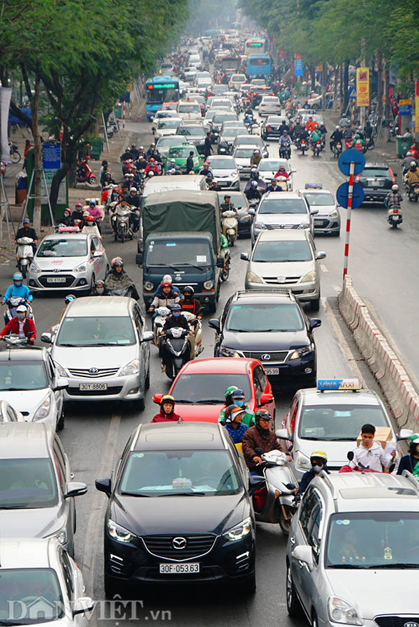 Khác với thường ngày, dịp giáp Tết, các tuyến đường nội thành Hà Nội thường ùn tắc vào khung giờ từ 9h sáng tới 19h chiều.