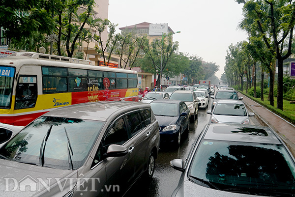 Đường Hoàng Quốc Việt, dài 2,5 km các phương tiện xếp hàng nối đuôi nhau.