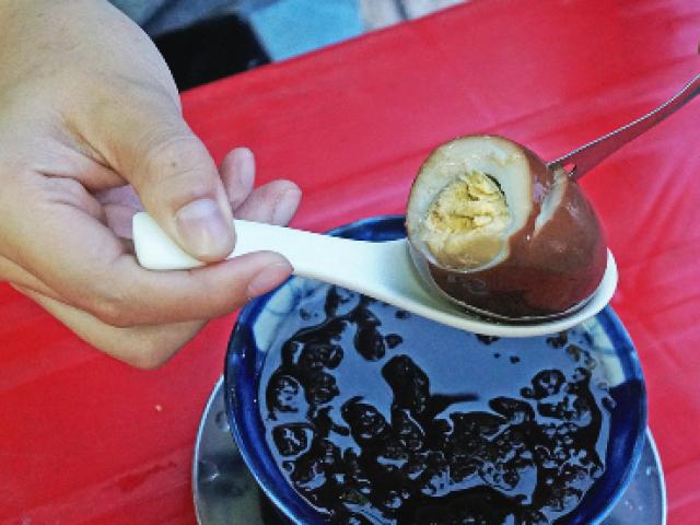 Chè hột gà trà, bánh bao chiên nước - món ăn lạ miệng ở Sài Gòn