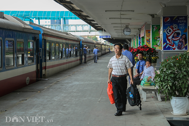 anh: giao thua xa nha cua nhan vien tren chuyen tau cuoi nam hinh anh 11