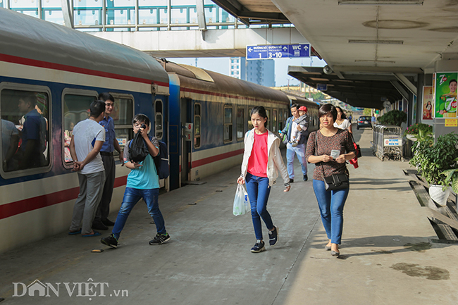 anh: giao thua xa nha cua nhan vien tren chuyen tau cuoi nam hinh anh 3